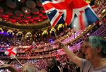 Publikum svinger med Union Jack til Last Night of the Proms i 2006. Millioner hører eller ser BBC's transmission hver år. 