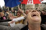 Latterdyrkere på Rådhuspladsen i København i 2003. Og så kendte de ikke engang verdens ældste vits... 