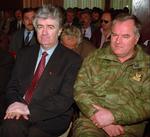 Radovan Karadsic og den bosniske-serbiske general Ratko Mladic fotograferet i 1995. Førstnævnte er lige blevet arresteret og udleveret til krigsforbryderdomstolen i Haag. Nu vil serberne også forsøge at finde Mladic. 