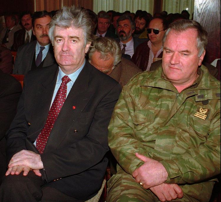 Radovan Karadsic og den bosniske-serbiske general Ratko Mladic fotograferet i 1995. Førstnævnte er lige blevet arresteret og udleveret til krigsforbryderdomstolen i Haag. Nu vil serberne også forsøge at finde Mladic. 