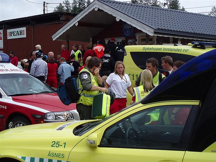 Alt var kaos, da lynet slog ned, fortæller øjenvidner. 16 ambulancer og en bus blev blev rekvireret for at køre de ramte på sygehuset. 