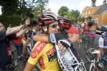 En glad Jakob Fuglsang lykønskes med sejren i Danmark Rundt, som sluttede på Frederiksberg. 