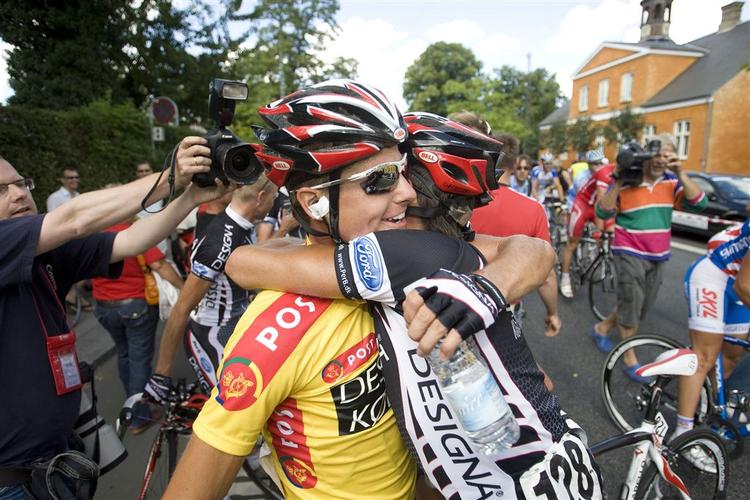 En glad Jakob Fuglsang lykønskes med sejren i Danmark Rundt, som sluttede på Frederiksberg. 