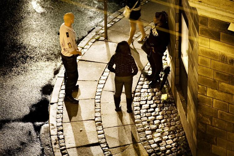 Politi tjekker kvinder på Københavns gader. Danmark gør for lidt for at stoppe handel med kvinder, mener flere EU-politikere 