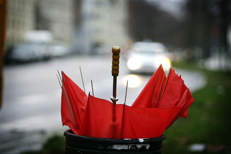 Man kan stadig nå at blive våd, men Danmark druknede ikke i natten og morgenens kraftige regnvejr. 