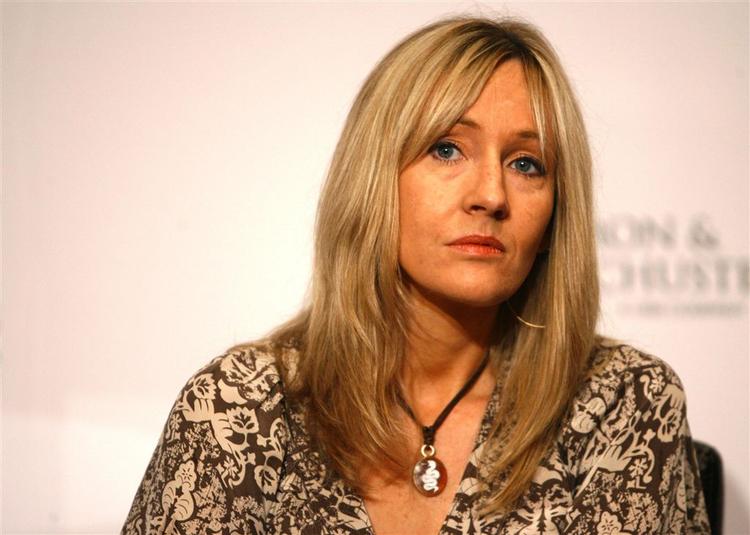 J.K. Rowling står selv for illustrationerne til den nye udgave af eventyrbogen ’The Tales of Beedle the Bard’. (arkivfoto). 