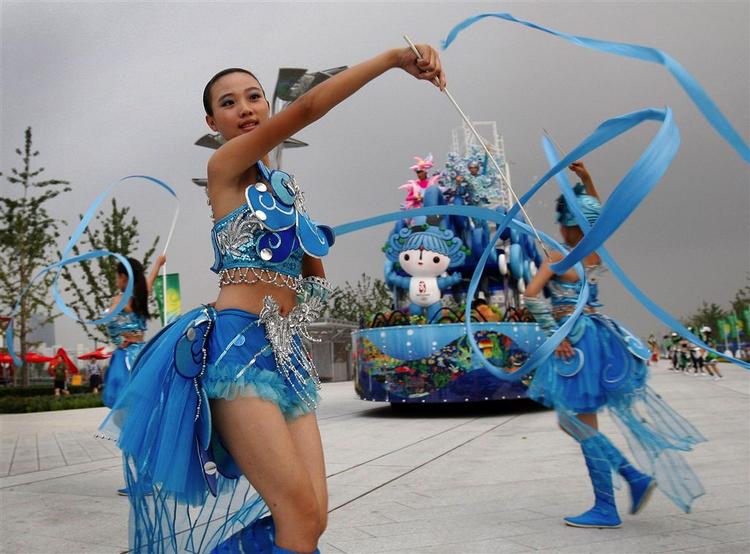 Parade før OL i Beijing, der plages af netbaserede sortbørshajer. 