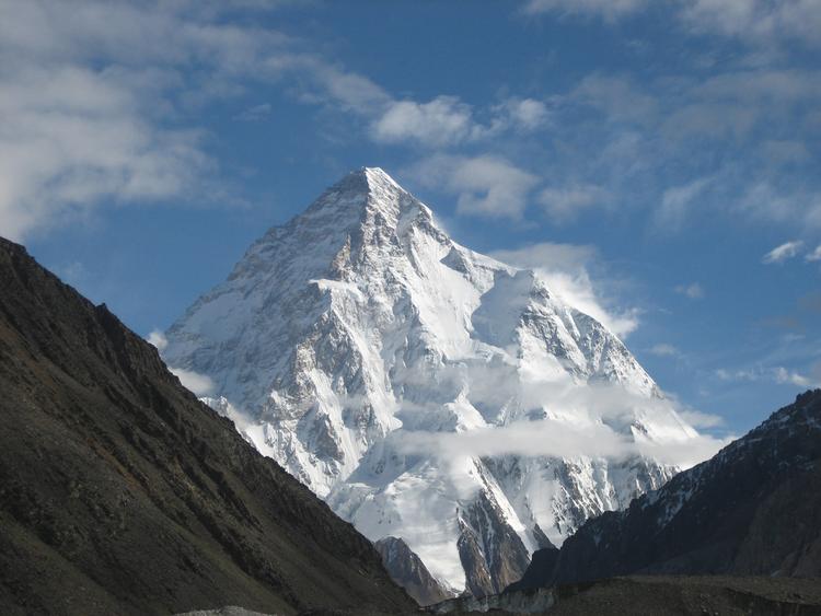 Hvis der stadig findes overlevende klatrere på K2, som befinder sig over det område, hvor en kæmpe isblok i fredags rev sig løs, har de ikke den store chance, vurderer en pakistansk adventure organisation. (Foto - Nick Nielsen) 
