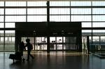 En passager en stille dag i afgangshallen i Ben-Gurion International Airport nær Tel Aviv. 