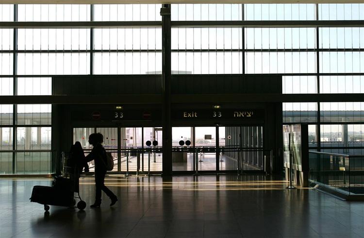 En passager en stille dag i afgangshallen i Ben-Gurion International Airport nær Tel Aviv. 