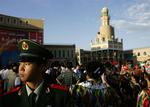 De lokale betjente er stadig synlige på markedet i Kashgar, tæt på den politistation, hvor gårsdagens terrorangreb fandt sted. (Arkivfoto) 