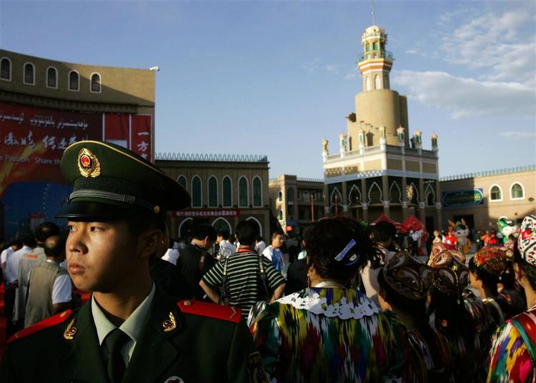 De lokale betjente er stadig synlige på markedet i Kashgar, tæt på den politistation, hvor gårsdagens terrorangreb fandt sted. (Arkivfoto) 