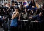 Paris Hilton siger pænt goddag til den ventende presse - her vinker hun personligt til politiken.dk's fotograf? 
