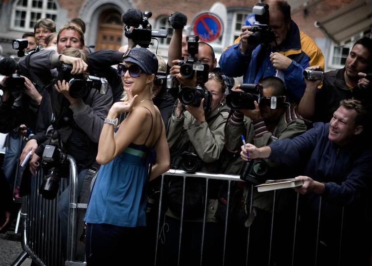 Paris Hilton siger pænt goddag til den ventende presse - her vinker hun personligt til politiken.dk's fotograf? 
