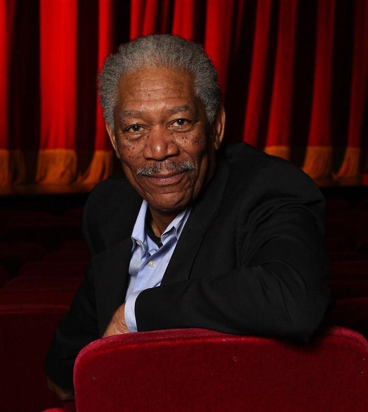 Da en nysgerrig ville fotografere den forulykkede  Morgan Freeman med sin mobiltelefon, blev det besvaret med en kæk kommentar fra skuespilleren. 