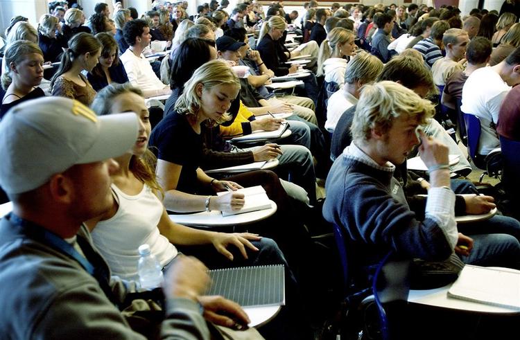 Godt fyldt i auditoriet. Men hvis de studerende skal have glæde af hinanden, må der ikke opstå ghettoer af udlændinge, advarer studiechef. 