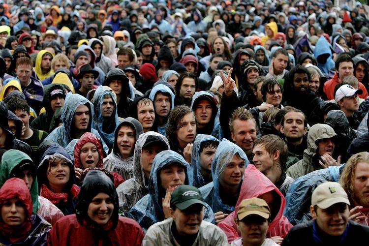 Helt så vådt som sidste års Roskilde Festival vil det næppe blive. Men afhængigt af vindforholdene kan der falde rigtigt meget regn natten til fredag. Arkivfoto: Peter Hove Olesen. 