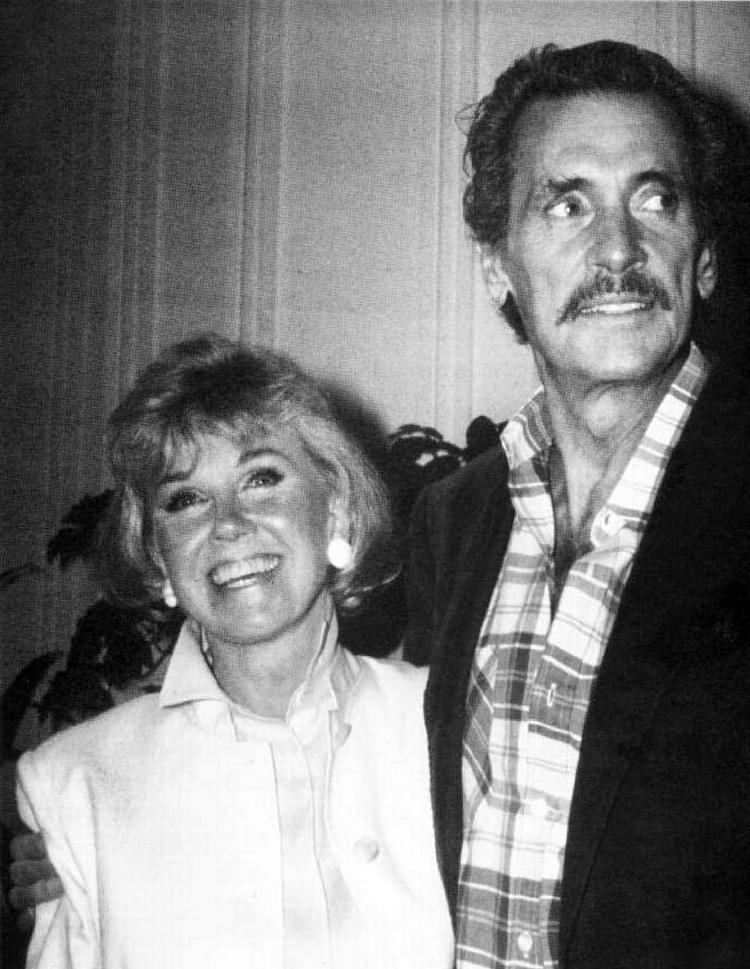 Venner. Offentligheden fik et chok,  da Doris Day og Rock Hudson for sidste gang optrådte offentligt sammen på et pressemøde i 1985 for at annoncere hendes nye tv-show Best Friends. Hudson var tydeligt mærket af aids, en hemmelighed på det tidspunkt, men Day stod ved hans side.  Foto fra bogen 
