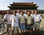 Politikens OL-hold i Beijing tirsdag eftermiddag ved den sydlige indgang til Den forbudte By. De otte udsendte (samt Politikens faste korrespondent i Beijing, Nis Olsen) kunne færdes frit på Den Himmelske Freds Plads trods rygter om, at journalister var forbudt fri adgang. 