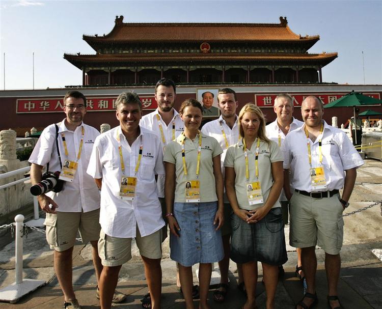 Politikens OL-hold i Beijing tirsdag eftermiddag ved den sydlige indgang til Den forbudte By. De otte udsendte (samt Politikens faste korrespondent i Beijing, Nis Olsen) kunne færdes frit på Den Himmelske Freds Plads trods rygter om, at journalister var forbudt fri adgang. 