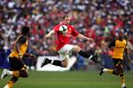 Wayne Rooney i aktion mod den sydafrikanske klub Kaizer Chiefs for ti dage siden. Efterfølgende blev han ramt af sygdom længere nord på i Nigeria. 