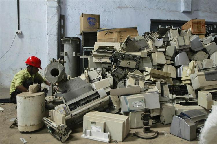 Det elektroniske affald fra europa ender ofte i bunker som denne her i Indien. (Arkivfoto) 