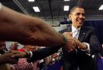 Der bliver trykket hænder under Obamas valgkamp. Senest har han fremlagt sin løsning på de stigende benzinpriser og de amerikanske familiers trængte økonomi. 