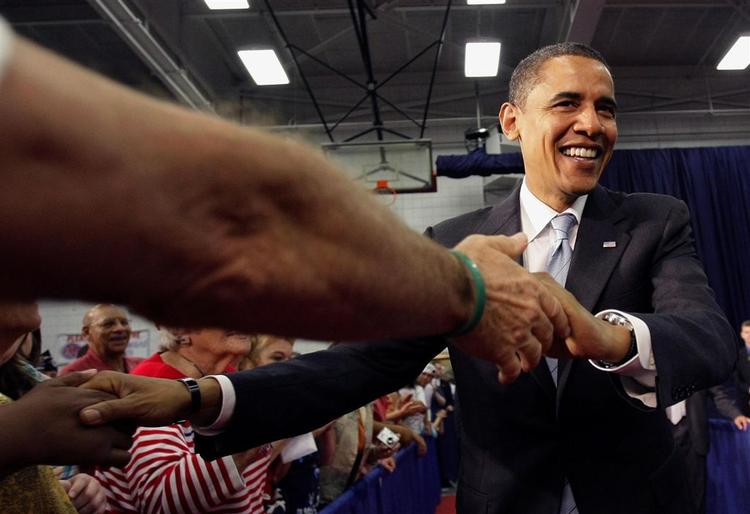 Der bliver trykket hænder under Obamas valgkamp. Senest har han fremlagt sin løsning på de stigende benzinpriser og de amerikanske familiers trængte økonomi. 