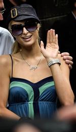 Paris Hilton er i Danmark. Sådan så hun ud, da hun ankom til København mandag. 