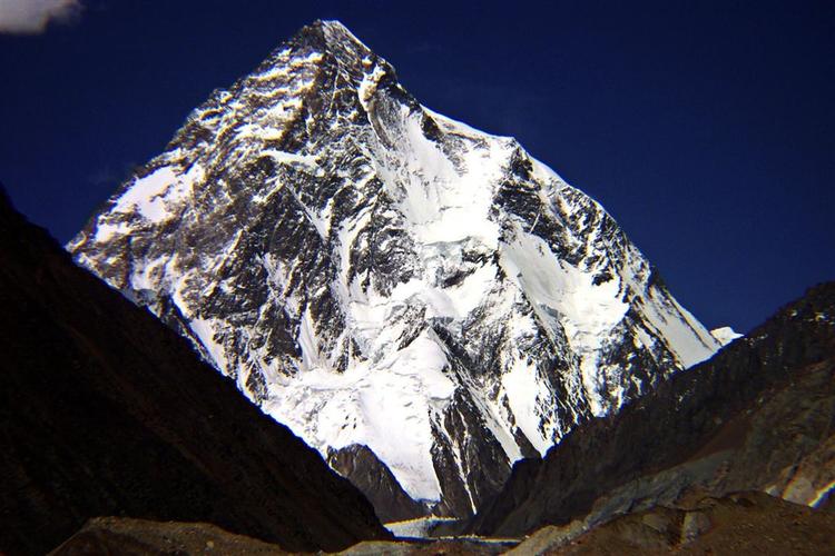 K2 er verdens næsthøjeste bjerg, 237 meter mindre end det højeste, Mount Everest, der rager 8.848 meter op i himlen. 