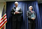 US. Secret Service direktør Mark Sullivan (tv) og U.S. Attorney General Michaels Mukasey under pressekonferencen i Boston 5. august, hvor de offentliggjorde anklagerne mod 11 navngivne personer for hacking, identitetstyveri og bedrageri. 