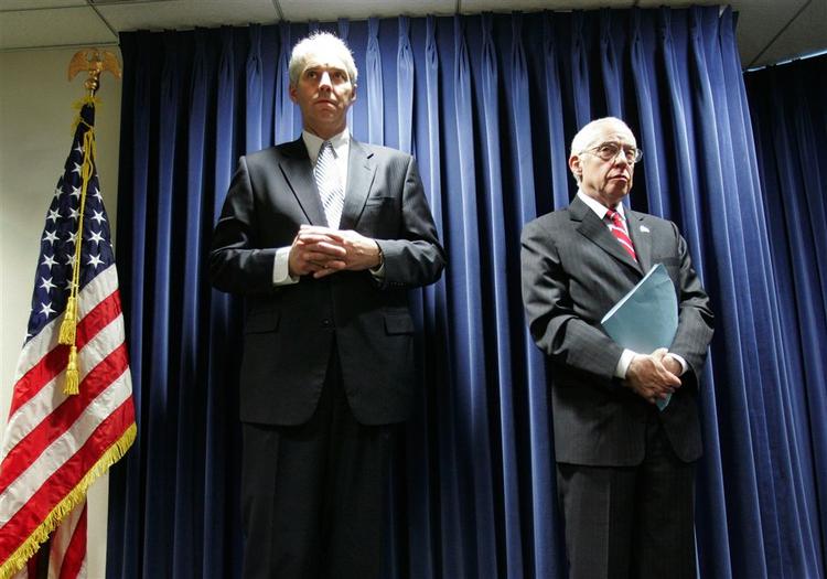 US. Secret Service direktør Mark Sullivan (tv) og U.S. Attorney General Michaels Mukasey under pressekonferencen i Boston 5. august, hvor de offentliggjorde anklagerne mod 11 navngivne personer for hacking, identitetstyveri og bedrageri. 