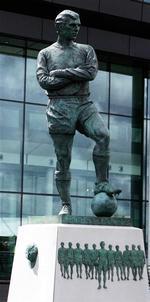 Foran det nye Wembley Stadium står en bronzestatue af Bobby Moore. 