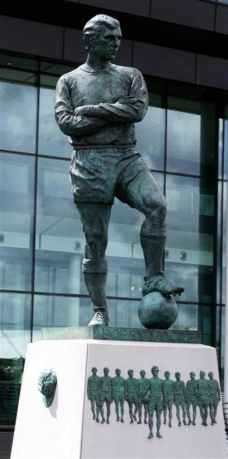 Foran det nye Wembley Stadium står en bronzestatue af Bobby Moore. 