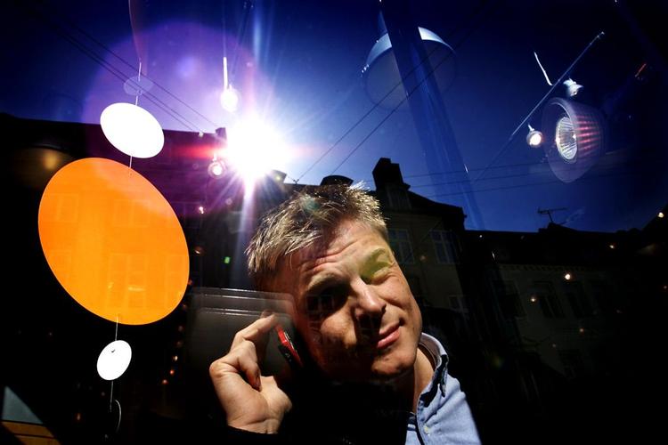 Det er blevet meget billigere at tale i mobiltelefon, men priserne vil fortsat falde, mener en teleanalytiker. 