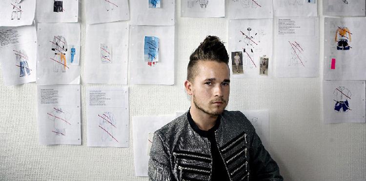 På sit lille kvistværelse over Sortedamssøen tegner og syer Jean-Phillip kollektioner, som han har solgt til det engelske og japanske marked og en række københavnske butikker. Foto: Sara Galbiati 