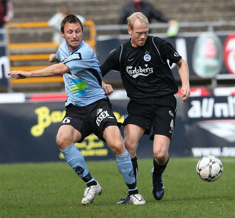 Carsten Fredgaard (lyseblå trøje) har spillet 98 kampe for Randers. En af dem var i foråret mod OB og Hans Henrik Andreasen. 