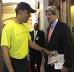 Senator Obama hilser på senator John Kerry på vej fra en tur i motionscentret. 
