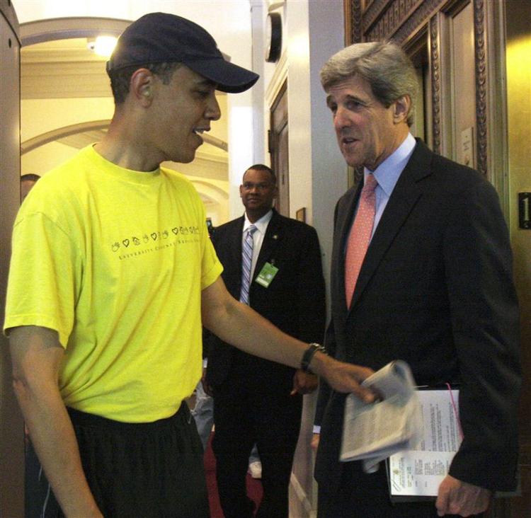 Senator Obama hilser på senator John Kerry på vej fra en tur i motionscentret. 