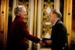 Erling Bjøl modtager her Ebbe Muncks Hæderspris af dronning Margrethe. Bjøl er også kommet me med på Michael Seidelins boglige top fem. 