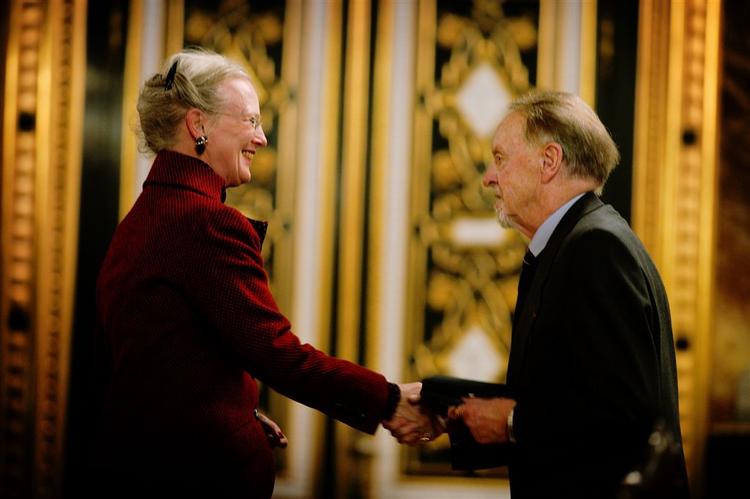 Erling Bjøl modtager her Ebbe Muncks Hæderspris af dronning Margrethe. Bjøl er også kommet me med på Michael Seidelins boglige top fem. 