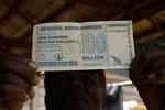 100 milliarder sedler som denne og en stærkt skrantende økonomi har nu fået zimbabwere til at handle med benzinkuponer. 