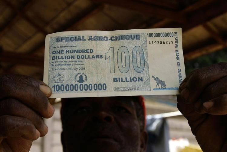 100 milliarder sedler som denne og en stærkt skrantende økonomi har nu fået zimbabwere til at handle med benzinkuponer. 