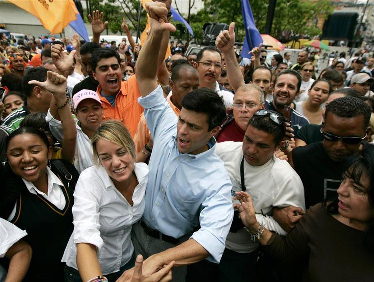 Omkring 1.000 mennesker demonstrerede mod Hugo Chavez i Caracas i går. 