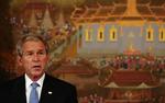 På vej til OL i Beijing talte USA's præsident George W. Bush på et pressemøde i Bangkok, Thailand, 6. august. Bush har planer om at udtrykke »dyb bekymring« om menneskerettighedssituationen i Kina og opfordrer den kinesiske stat til at give sine borgere politiske friheder, lyder AP's billedtekst. 