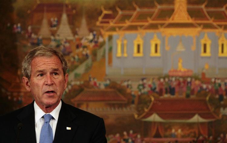 På vej til OL i Beijing talte USA's præsident George W. Bush på et pressemøde i Bangkok, Thailand, 6. august. Bush har planer om at udtrykke »dyb bekymring« om menneskerettighedssituationen i Kina og opfordrer den kinesiske stat til at give sine borgere politiske friheder, lyder AP's billedtekst. 