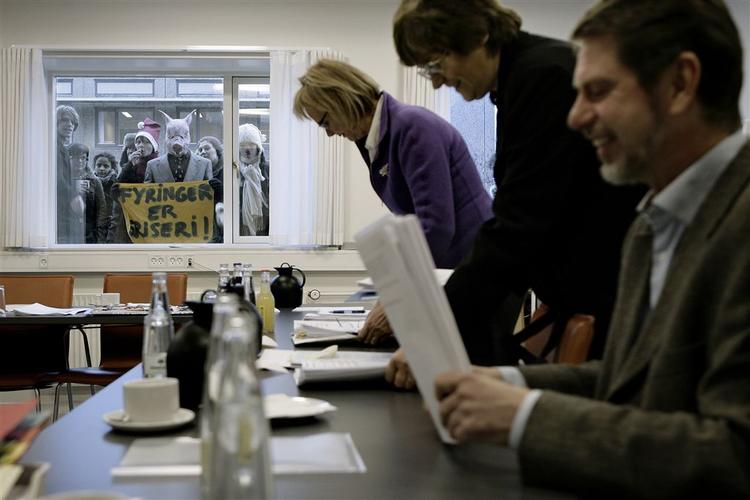 Poul Holm (th.) var udsat for protester sidste år, hvor de studerende protesterede mod nedskæringer. 