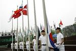 En flok ranke og stive kinesere i uniform trak Dannebrog til tops i den olympiske flagstang. 