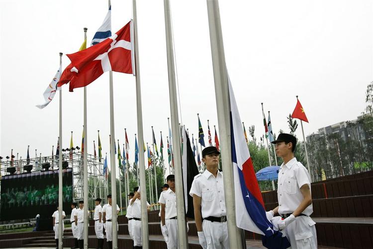 En flok ranke og stive kinesere i uniform trak Dannebrog til tops i den olympiske flagstang. 