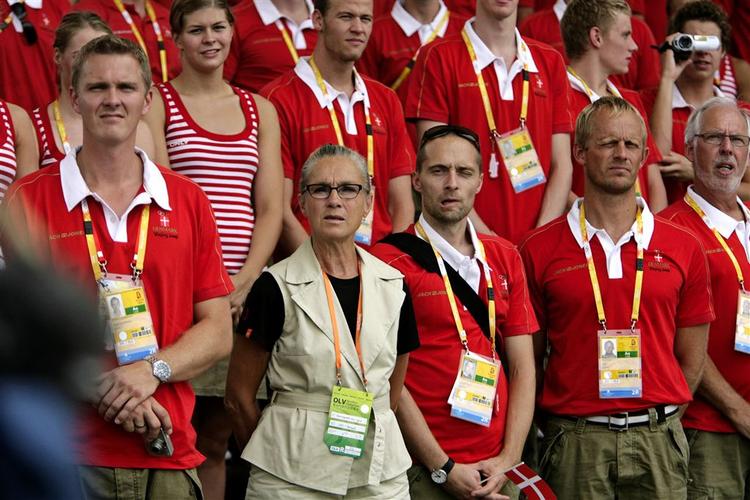Københavns socialdemokratiske overborgmester, Ritt Bjerregaard, sang nationalsangen sammen med de danske atleter, da det danske flag i dag blev hejst i OL-byen. 